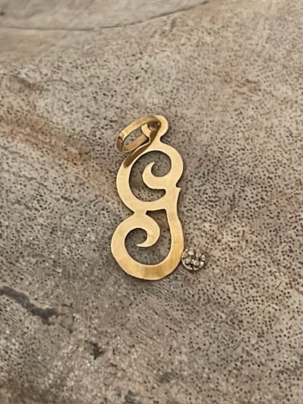 14k gold ‘g’ pendant with stone